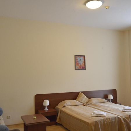 בורובץ Persey Flora Apartments מראה חיצוני תמונה