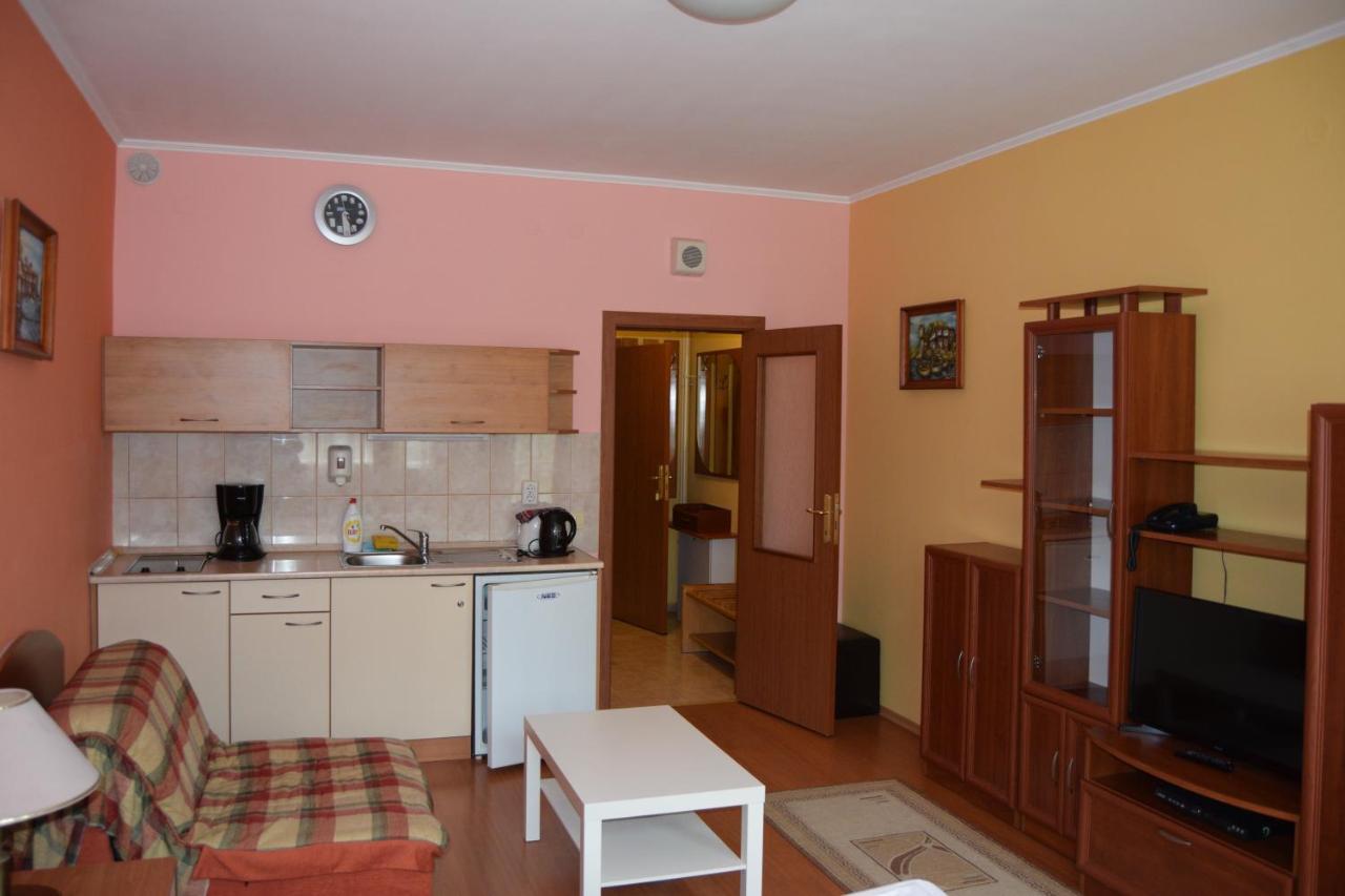 בורובץ Persey Flora Apartments מראה חיצוני תמונה