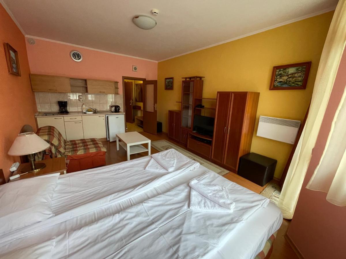 בורובץ Persey Flora Apartments מראה חיצוני תמונה