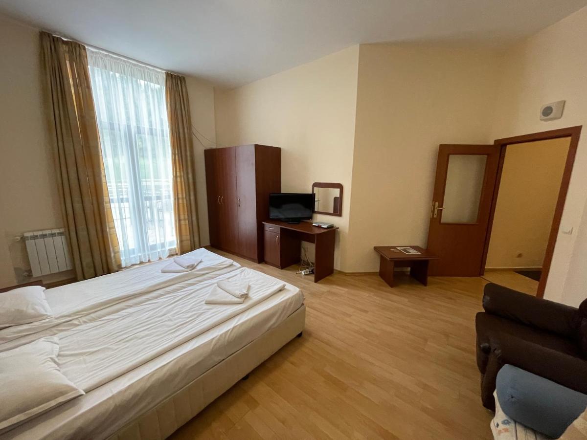 בורובץ Persey Flora Apartments מראה חיצוני תמונה