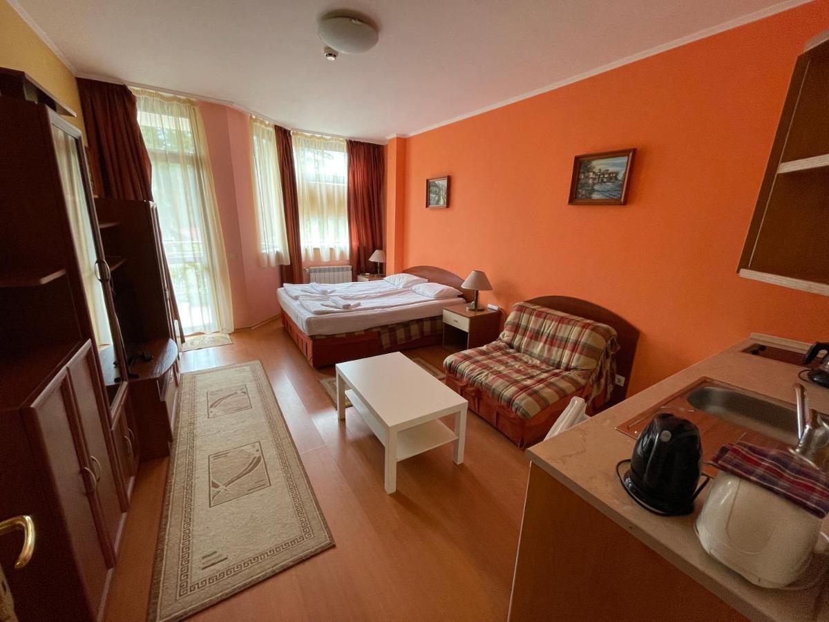 בורובץ Persey Flora Apartments מראה חיצוני תמונה