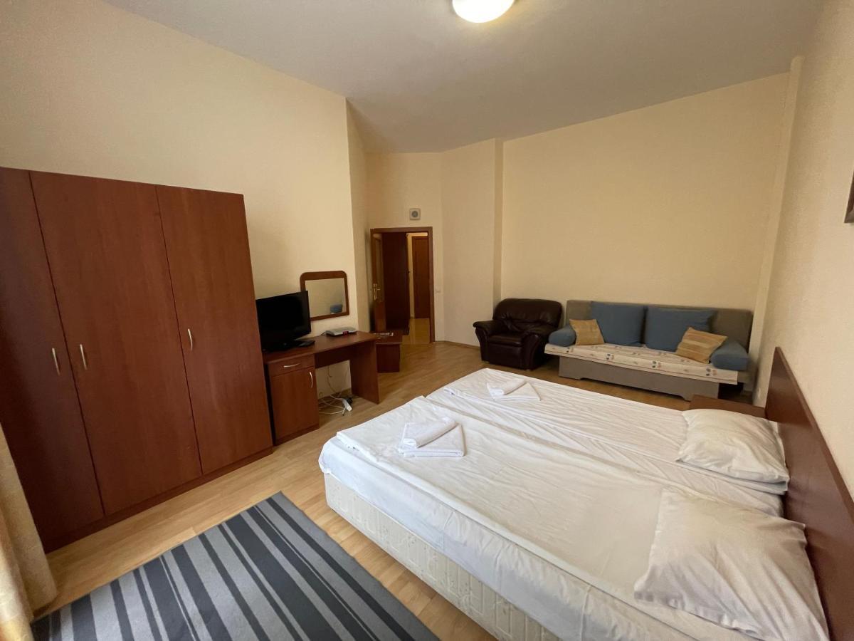 בורובץ Persey Flora Apartments מראה חיצוני תמונה