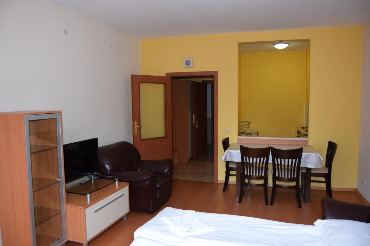 בורובץ Persey Flora Apartments מראה חיצוני תמונה