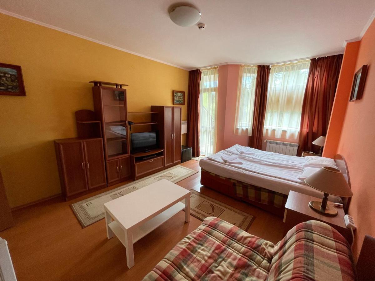 בורובץ Persey Flora Apartments מראה חיצוני תמונה