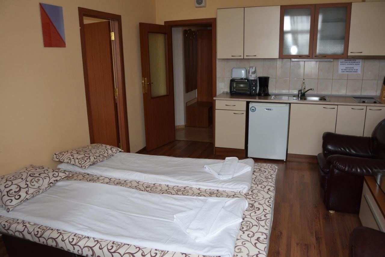 בורובץ Persey Flora Apartments מראה חיצוני תמונה
