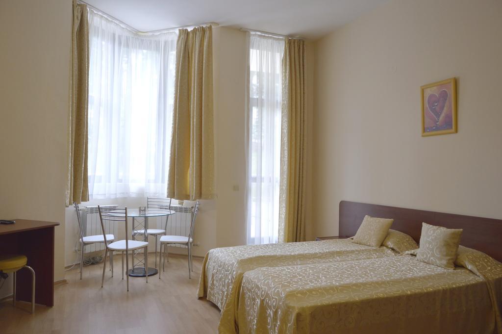 בורובץ Persey Flora Apartments מראה חיצוני תמונה